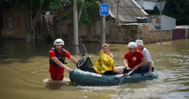 Дамба ГЕС у Новій Каховці: МКЧХ у відповідь надає воду та допомогу в сфері охорони здоров’я