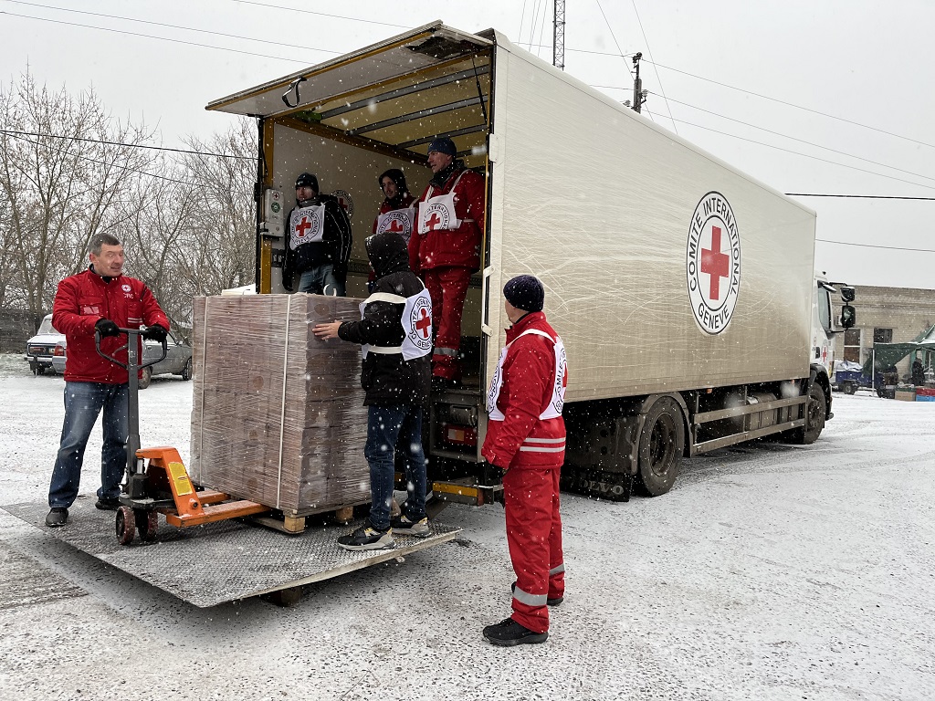 ICRC staff unloading briquettes for the winter in Lyman