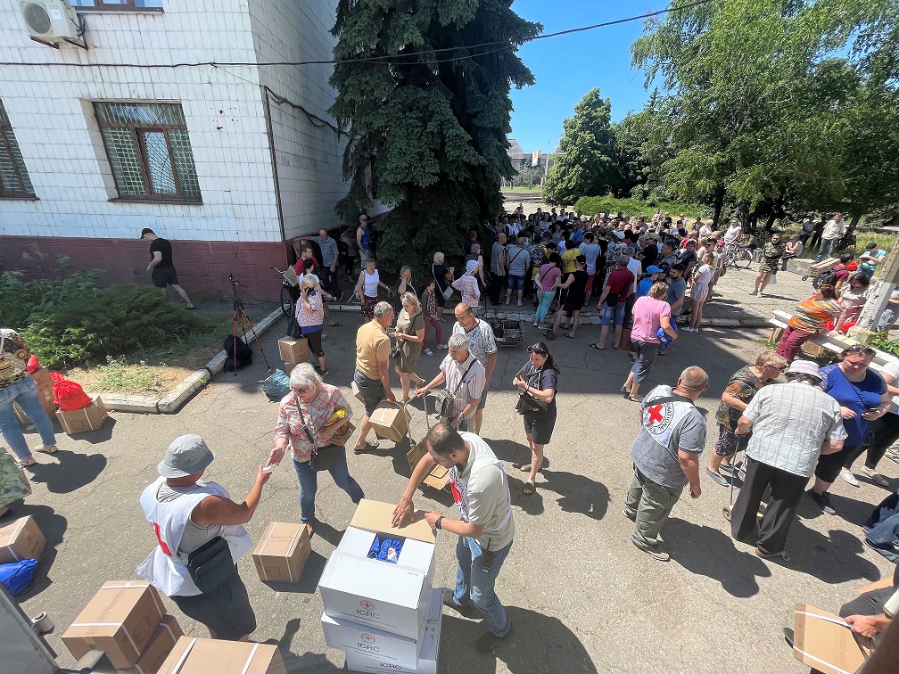 Співробітники та волонтери Міжнародного Комітету Червоного Хреста (МКЧХ) та Українського Червоного Хреста роздають гігієнічні та продуктові набори жителям Костянтинівки, Україна.