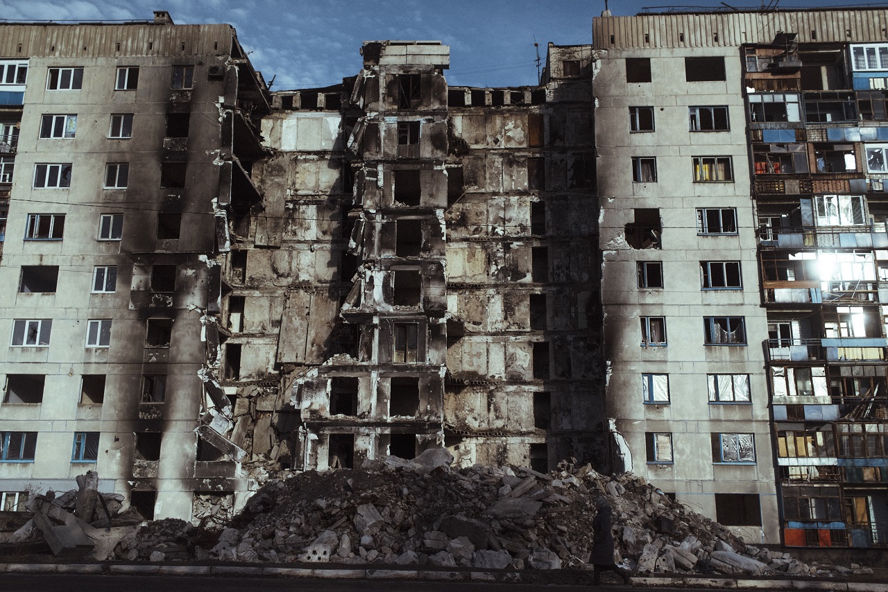 Région de Lugansk, Lyssychansk. Lyssychansk est une ville à près de 15 km de Severodensk. Elle a subit des tirs d'obus en juin 2014 et beaucoup de bâtiments y ont été détruits ou endommagés. Lugansk region, Lysychansk. Lysychansk is a town around 15 km from Severodonetsk. It came under shelling in June 2014 and many buildings were destroyed or damaged.