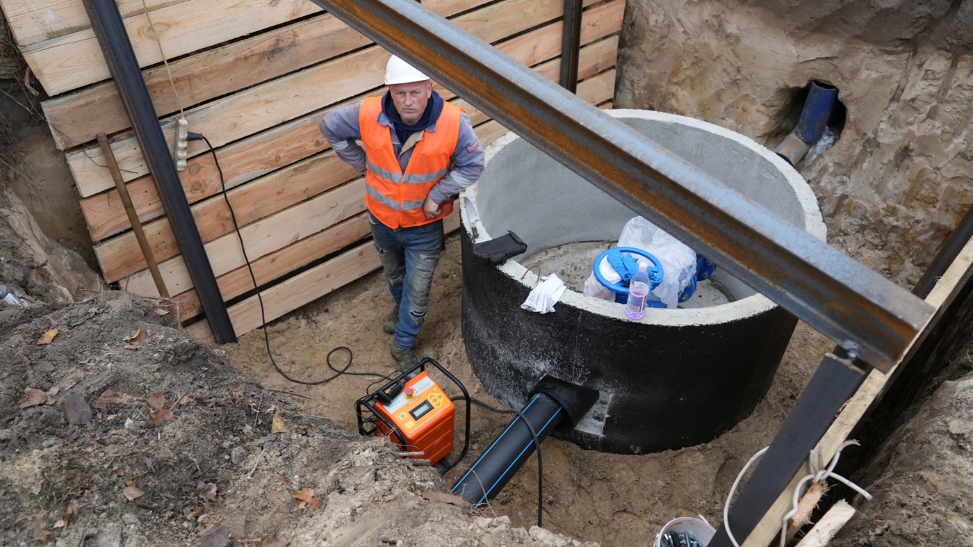 Процес встановлення одного з майже 90 передбачених оглядових колодязів.