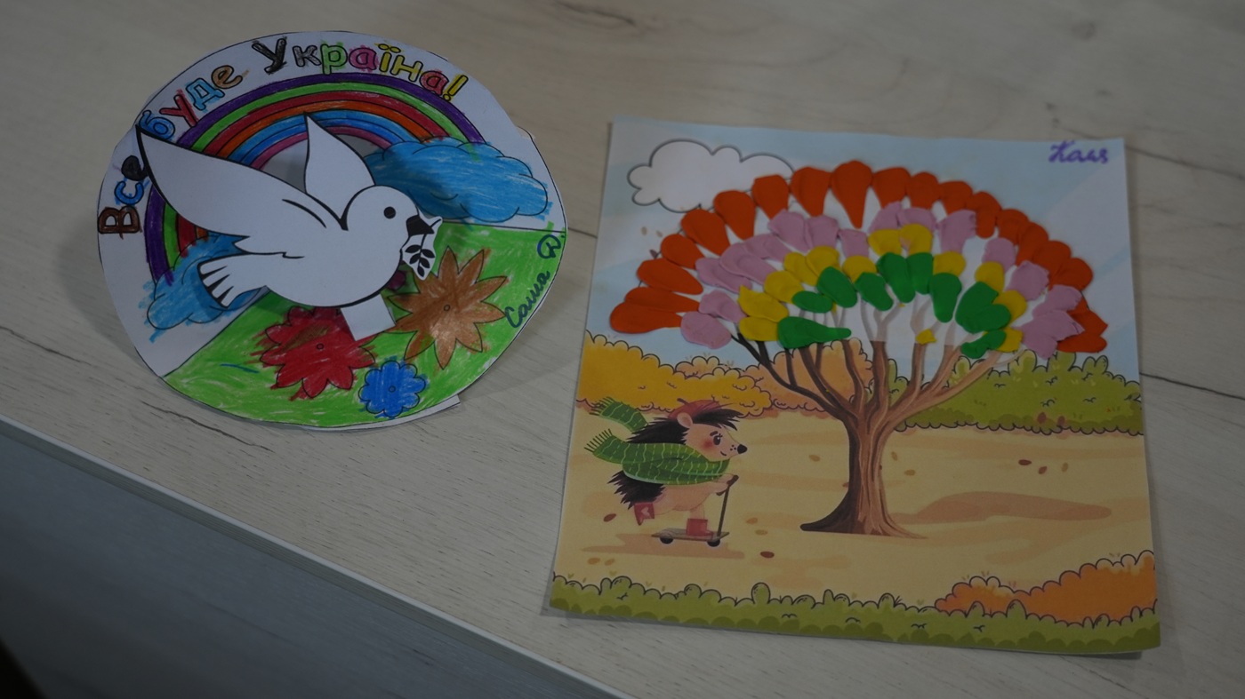 Пан Ігор має колекцію поробок його синів в офісі та дарує їх гостям.