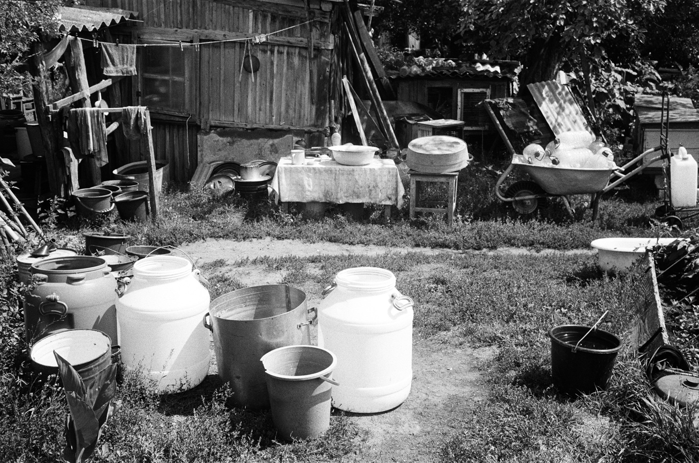 Контейнери для збору дощової води біля будинку Валентини.