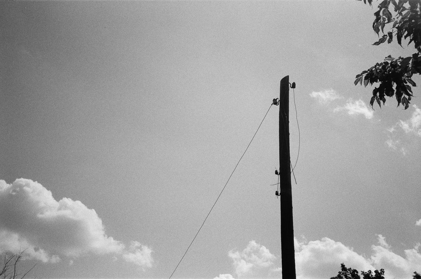 Пошкоджені електроопори в Сухій Кам’янці Харківської області.