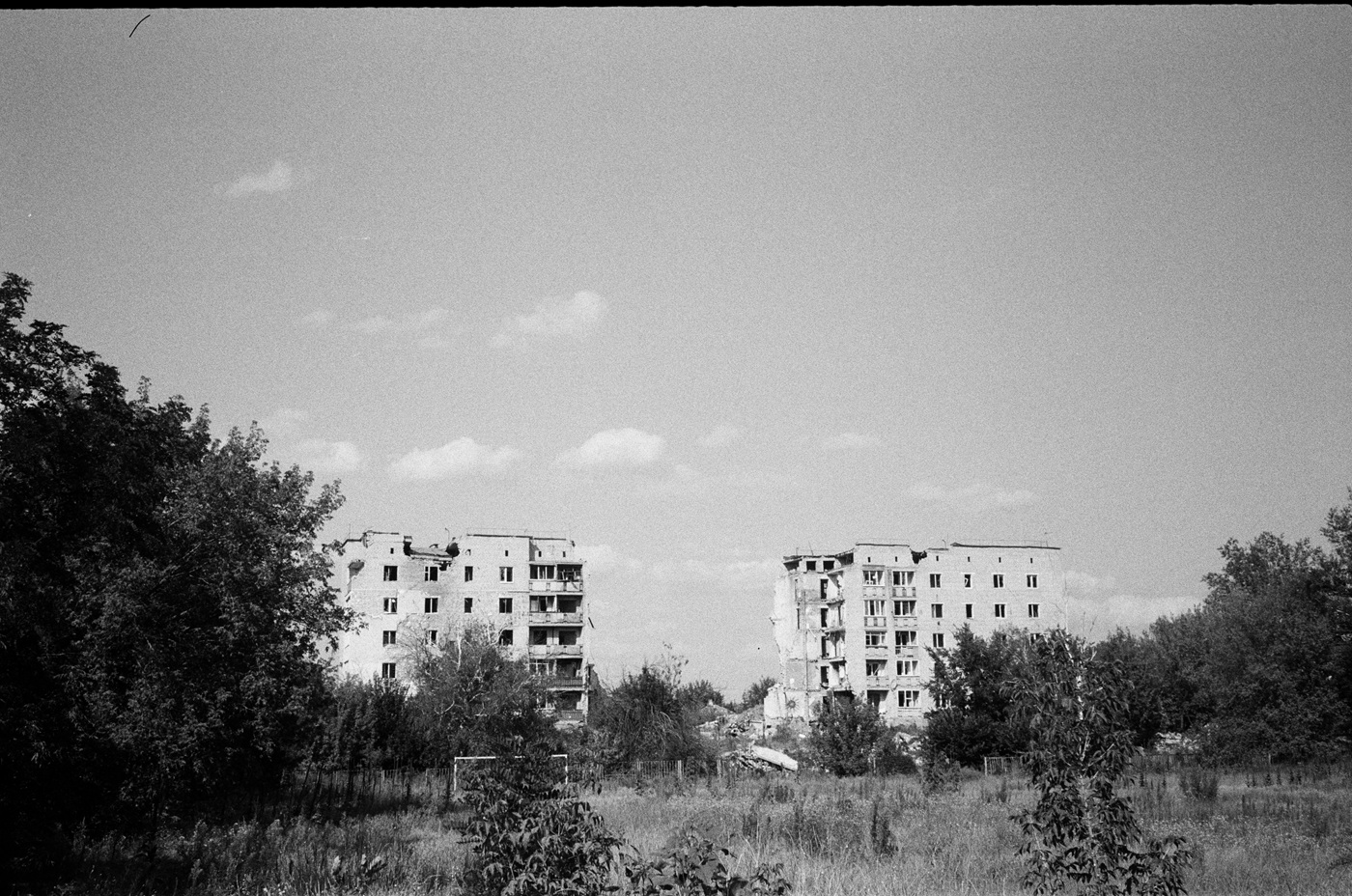 Будівля, пошкоджена внаслідок бойових дій, неподалік Ізюму, Харківська область, Україна.