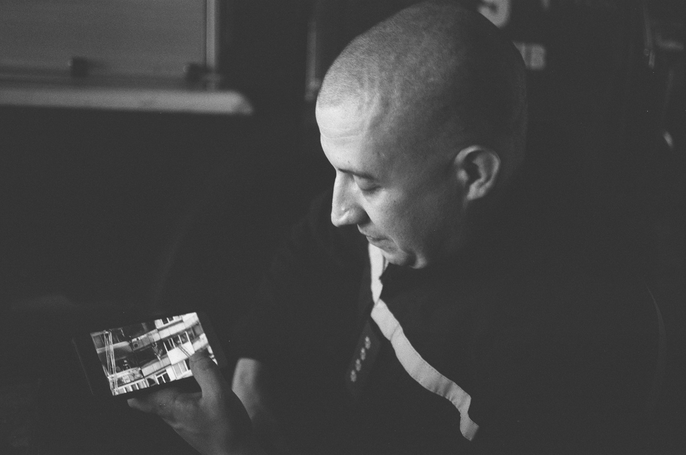 Сергій показує відео про порятунок з 12-поверхового житлового будинку в Харкові.