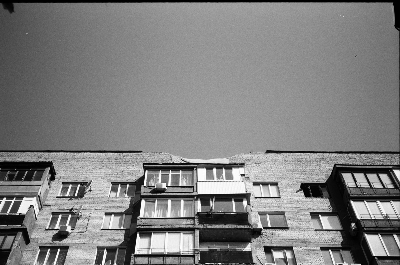 Житлова будівля в Києві, пошкоджена внаслідок ударів.