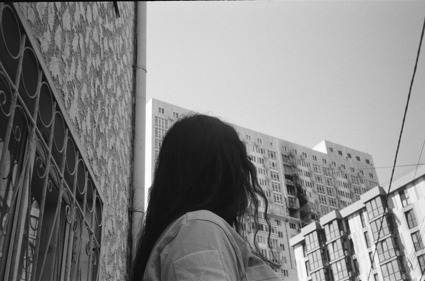 Вікторія та її будинок, який зазнав пошкоджень внаслідок удару в Одесі.