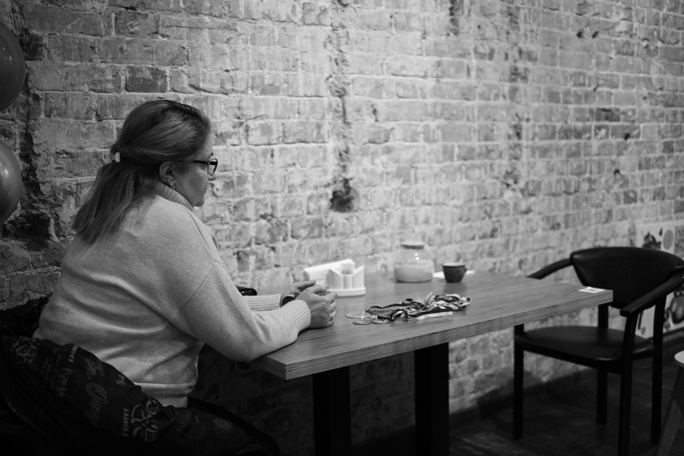 Мене вбили, а я забула померти: життя родини, яка чекає