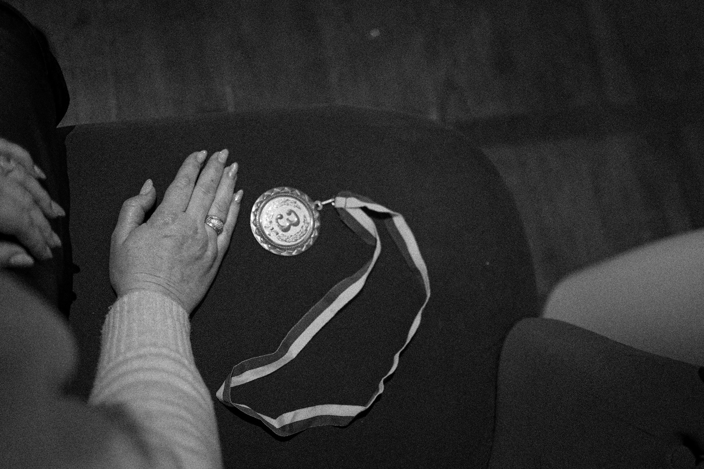 «Ми виїжджали з Куп’янська тільки з документами, майже без речей, зате з усіма нагородами чоловіка», – згадує Олена.