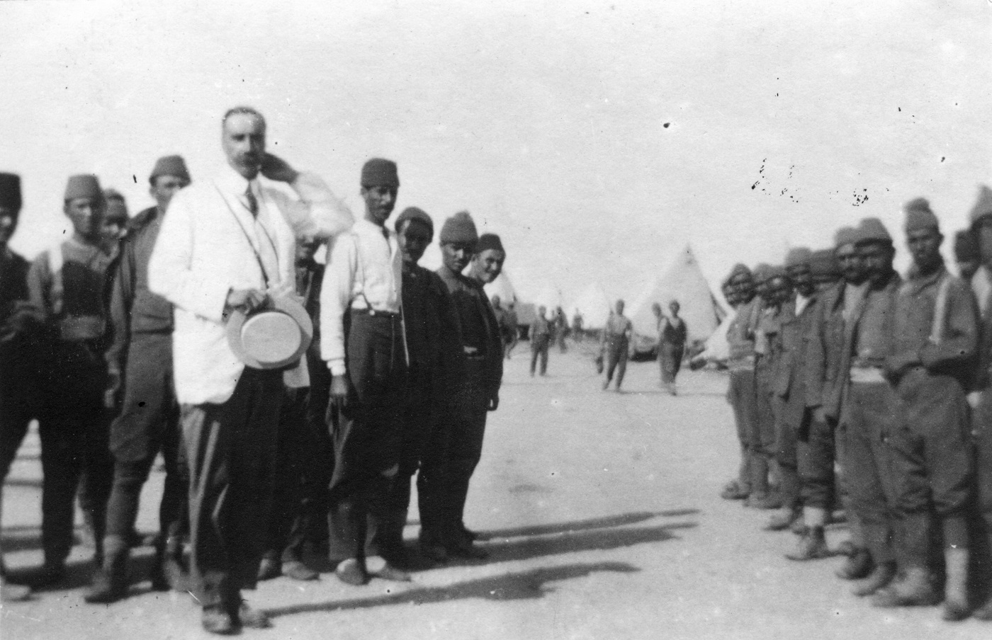 Schatzman, delegasi ICRC, dengan tawanan perang Rusia dan Bulgaria di kamp Inggris Dudular, Salonika. Pasca Perang Dunia Pertama, 1914-1918.