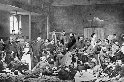 L'une des premières photos de la Croix-Rouge en opération : l'accueil en Suisse d'internés et de blessés de l'armée du Général Bourbaki après la défaite française de Sedan et la capture de l'Empereur Napoléon en septembre 1870.