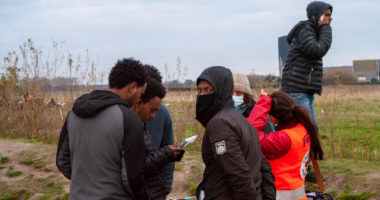 À Calais, dans l’effroi des campements, on appelle sa famille
