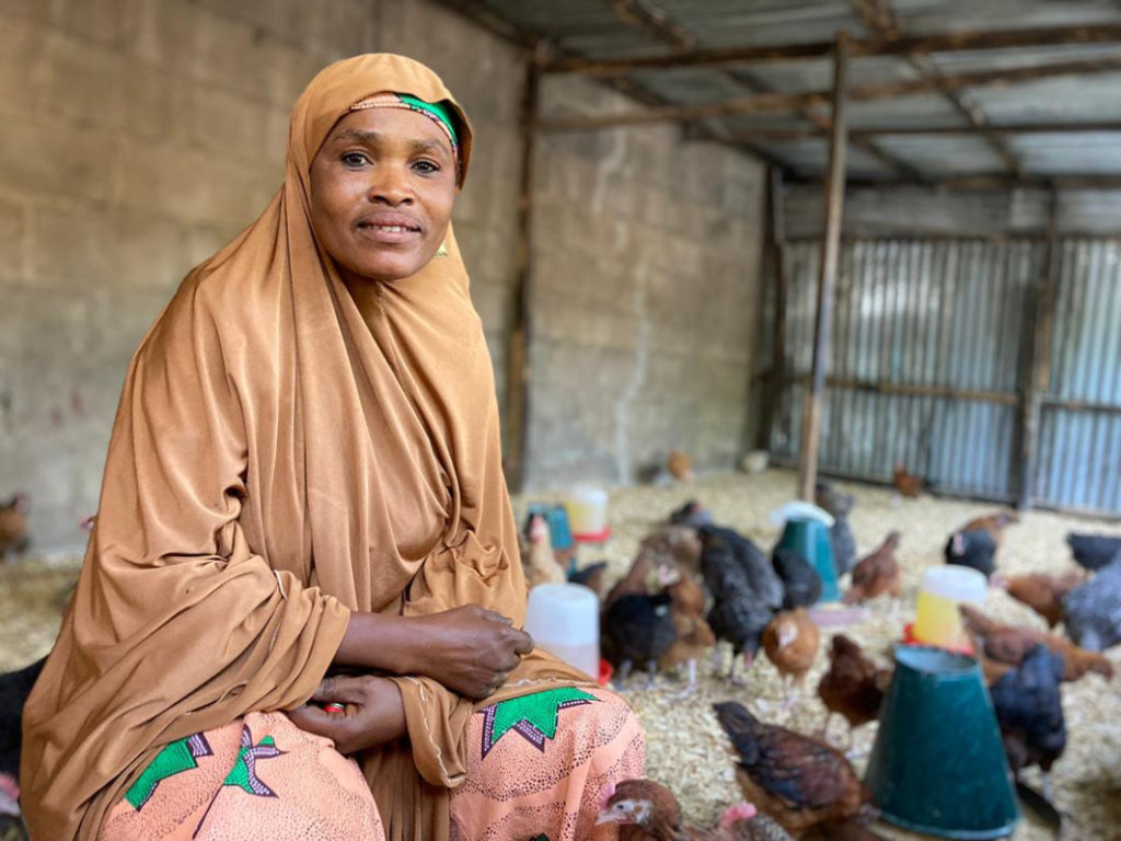 Aishatu vit à Maiduguri et élève seule ses sept enfants. Dans le cadre d'un programme pour les femmes cheffes de famille, elle a reçu une formation et un soutien financier du CICR pour lancer son activité avicole.