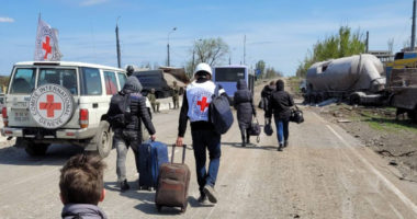 Ukraine : des civils quittent Azovstal lors d’une opération de passage sécurisé
