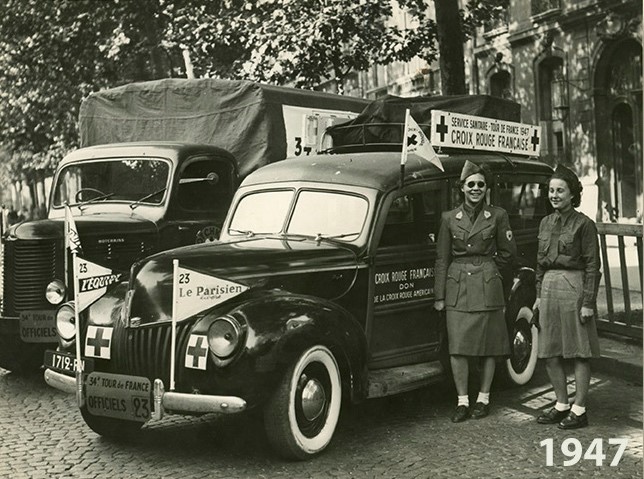 1947 : Le Tour de France reprend, la Croix-Rouge Française en voiture balai
