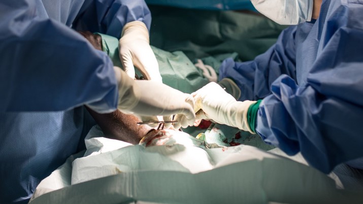 Au Tchad, pour faire face à l’afflux de blessés venant du Soudan, déploiement de spécialistes de la chirurgie de guerre