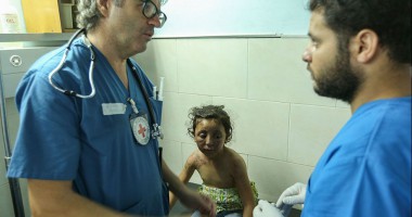 (וידיאו)ד"ר מאורו דה לה טורֶה, כירורג בצלב האדום הבינלאומי בביה"ח שיפא, עזה