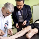 Physical Rehabilitation Centre, Erbil, Iraq. An ICRC instructor explains how to correctly measure the range of motion in a joint. © ICRC / CC BY-NC-ND / ICRC / P. Krzysiek