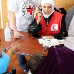 ירדן. מפראק. ביחד עם מתנדבי הסהר האדום הירדני, ה - ICRC מסייע לפליטים סורים במחנה הפליטים אל-זעתרי, לשמור על קשר עם קרובי משפחה בתוך סוריה ובמקומות אחרים באמצעות שיחות טלפון. / CC BY-NC-ND/ICRC/A. Sari