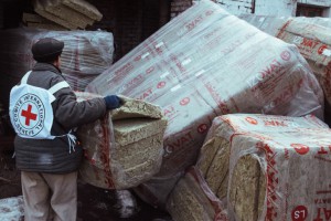 Ukraine. An ICRC employee offloads a consignment of insulation that will be used to repair buildings damaged by fighting.  [CC BY-NC-ND / ICRC / M. Dondyuk]