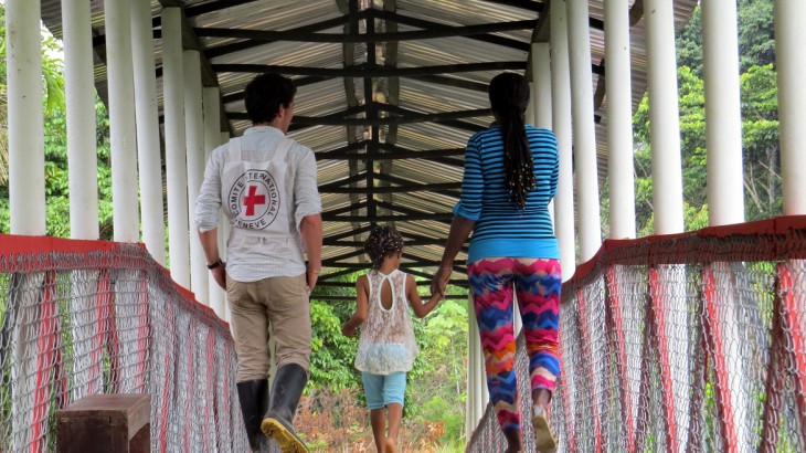 קולומביה: חציית הגשר בחזרה לבית הספר