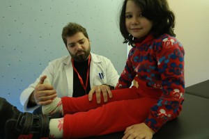 היבה בת השש עברה פיזיותרפיה זה ארבעה חודשים ב-WTTC לאחר שהייתה בשני ניתוחים. היא נפצעה בחומס, סוריה. CC BY-NC-ND / ICRC / Hussein Baydoun