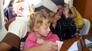 ירדן, מחנה אזרק, יוני 2015. פליטים סוריים מתקשרים אל משפחותיהם באמצעות טלפון של ה-ICRC.  CC BY-NC-ND/ICRC/A. Ali