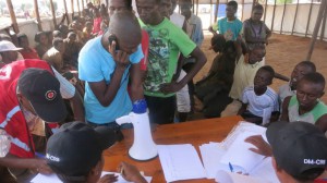 מאהאמה, רואנדה. פליט צעיר מבורונדי משתמש בשירות ההתקשרות הטלפוני המוצע בחינם לשיחת עדכון עם קרובים שנשארו בבורונדי.  CC BY-NC-ND / ICRC / Emmanuel Kagimbura