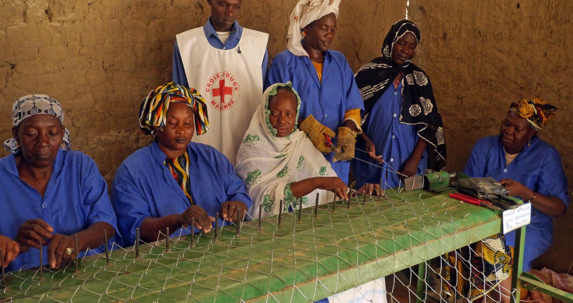 Mali: Women weave wire fencing in Timbuktu