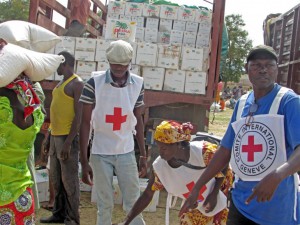 מוגודה, צפון קמרון.  אנשי סגל של ה-ICRC והצלב האדום הקמרוני פורקים מזון לחלוקה.  CC BY-NC-ND / ICRC / T. Gnonsian