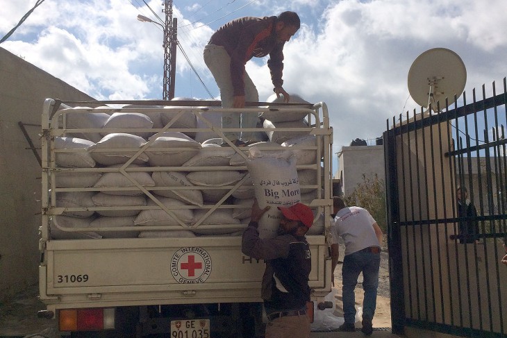 פריקת משאית של ה-ICRC במרפאה