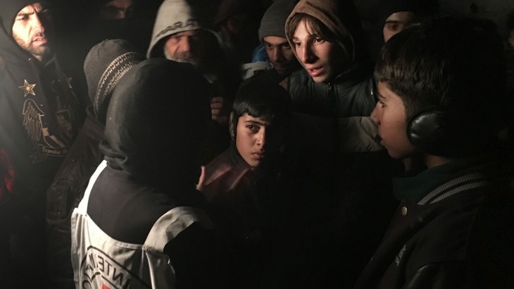 מַריאן גאסֶר, ראש משלחת ה-ICRC בסוריה, מדברת עם תושבים של מדאיא המתגודדים סביב שיירת הסיוע המשותפת שנכנסה לעיר הנצורה ב-11 בינואר. CC BY-NC-ND / ICRC / P. Krzysiek