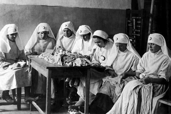 אזרבייג'ן. בין 1918 ל-1920. נשים מתנדבות מברית האגודות הלאומיות של הצלב האדום והסהר האדום בברית המועצות.