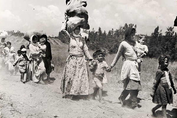 פלשתינה, נפת טולכרם, 1948. קבוצה של כאלף איש, ובהם אימהות וילדים רבים, נאלצים לעזוב את האזור היהודי ולעבור לאזור הערבי. © ICRC / ps-n-00004-2679