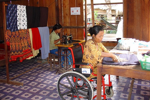 קמבודיה, 2008. לאישה זו נגרמה נכות בעקבות תאונת מוקש. בעזרת תכנית מיקרו אשראי המנוהלת על ידי הצלב האדום הקמבודי, היא הקימה עסקה קטן לתפירה, ומסוגלת כיום לפרנס את עצמה. 