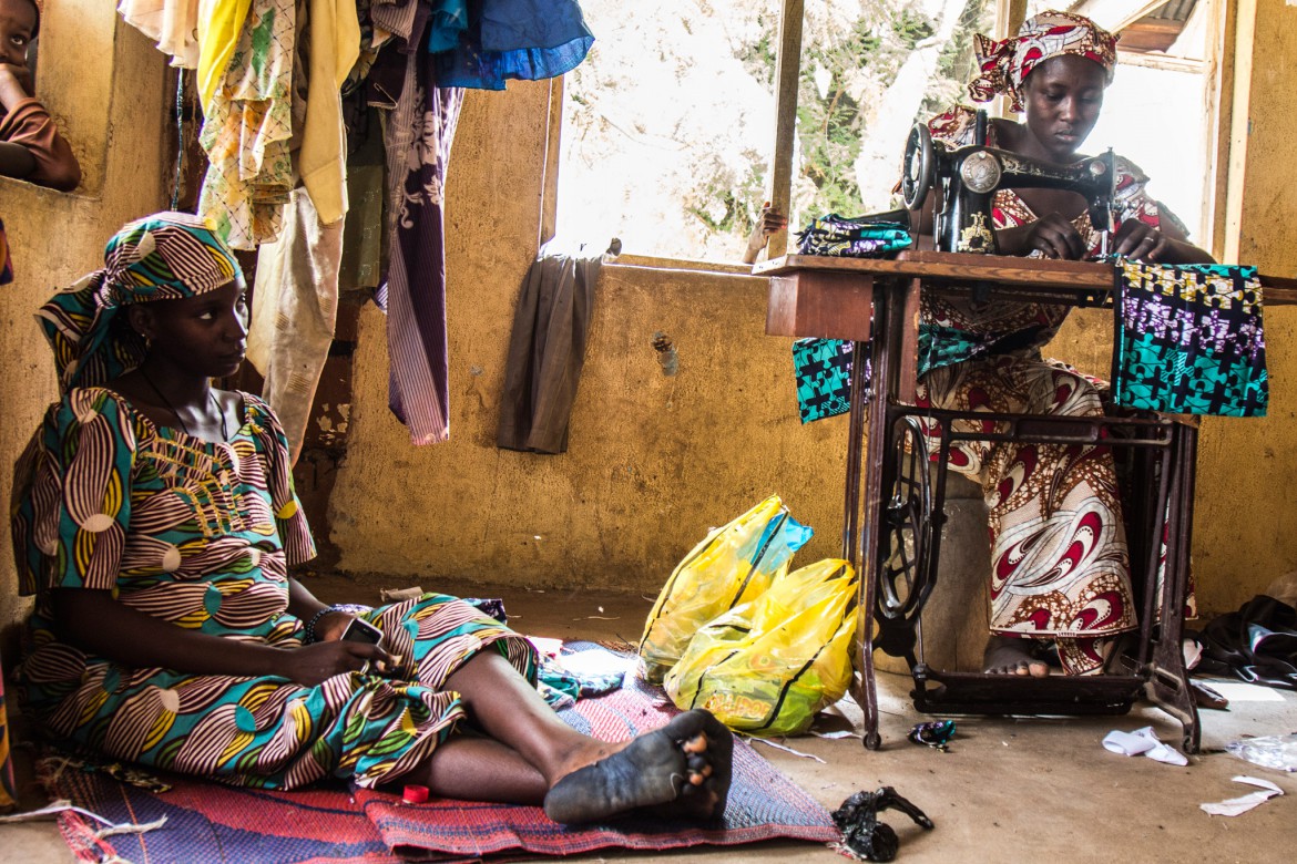 להתפרנס. נשים ניגריות שהושפעו מאלימות מזוינת תופרות בגדים אפריקאיים מסורתיים במחנה עקורים ביולה, מדינת אדאוואמה, היכן שהן חיות כבר שנה.