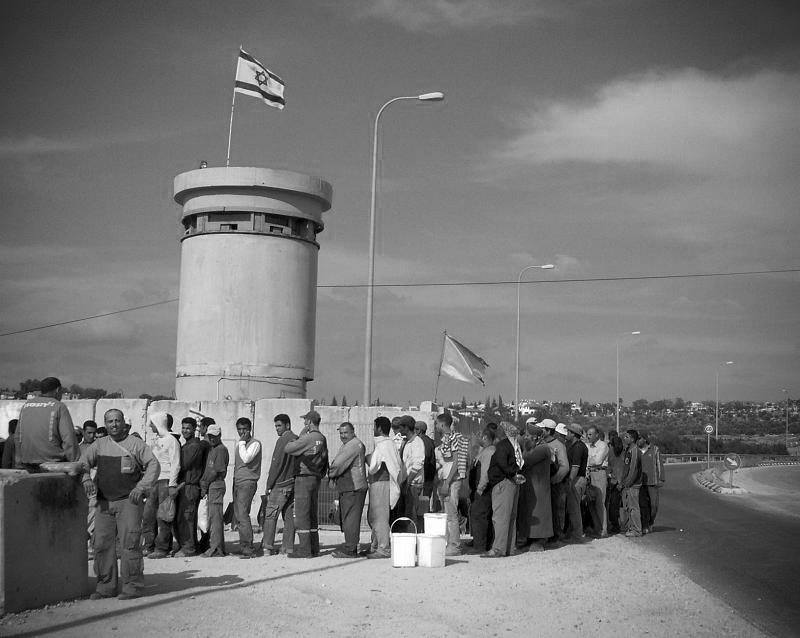 עזון אטמה, הגדה המערבית, 2008. תושבי הכפר נאלצו לעמוד בתור במחסום כדי להגיע למקום עבודתם. ©Azzoun Atmeh