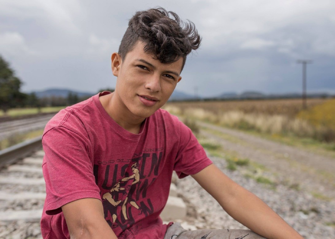 סְיּודַד סֶרְדאן, פּוּאֶבְּלָה, מקסיקו. אלכסיס בן 17. הוא מהונדורס. שמונה ימים הוא בדרכים, עם דוד ודודן שלו. הם נוסעים למצוא את אביו בארצות הברית, אך הדודן נפל מרכבת ועליהם לחכות במקסיקו עד שיחלים. CC BY-NC-ND / CICR / B. Brenda Islas