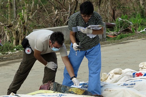 ICRC Membantu Mengidentifikasi Korban yang Tewas Akibat Topan Haiyan di Filipina