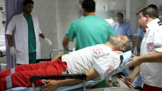 Seorang paramedis Bulan Sabit Merah Palestina terluka di Jabalyia, bersama dengan relawan lainnya, menerima perawatan kesehatan di rumah sakit di Gaza. © PRCS