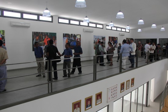 Suasana dalam gedung ketika para pengunjung melihat lebih dekat pameran foto pada acara ini. ©ICRC/Mia Pitria