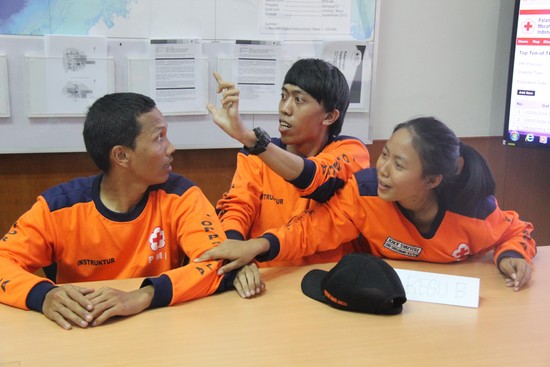 Lomba Cerdas Tamat, yang menguji pengetahuan para peserta tentang kepalang merahan. © ICRC/Mia Pitria