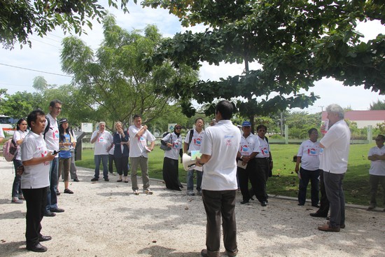 Kunjungan para peserta ke salah satu pemakaman massal korban Tsunami. ©ICRC/Mia Pitria