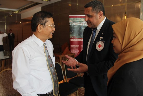 Daniel Agob, ICRC, dan Kepala Operasi Bareskrim Polri, Brigadir Jenderal Wilmar Marpaung, berdiskusi singkat selama waktu istirahat disela-sela acara. ©ICRC/NOMER