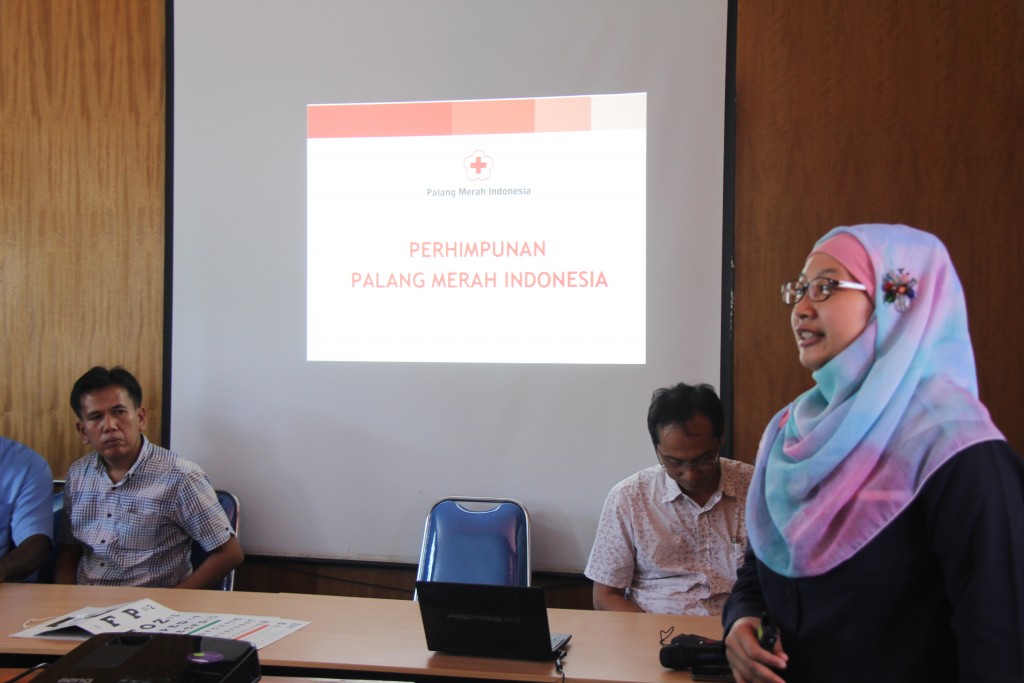 Istianasari, perwakilan dari PMI Pusat, menjelaskan tentang PMI. ©ICRC/Maelanny