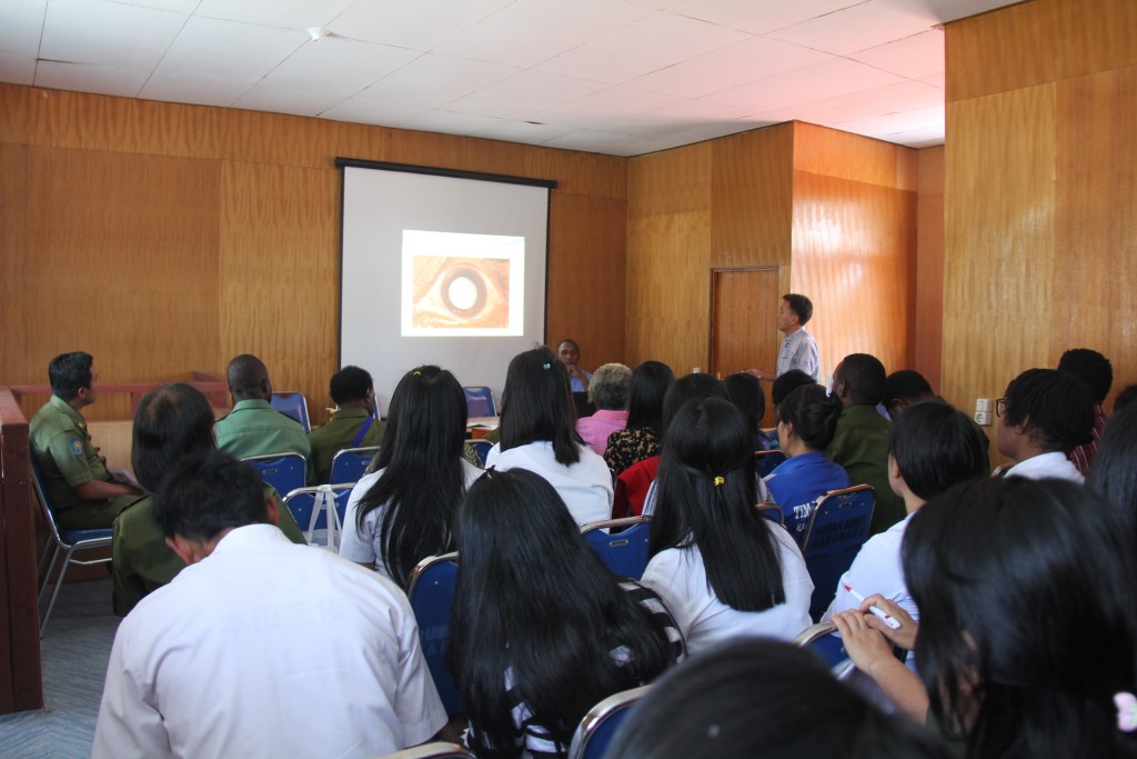 Peserta diberikan informasi tentang gejala katarak dan bagaimana mendeteksi mata dengan katarak. ©ICRC/Maelanny