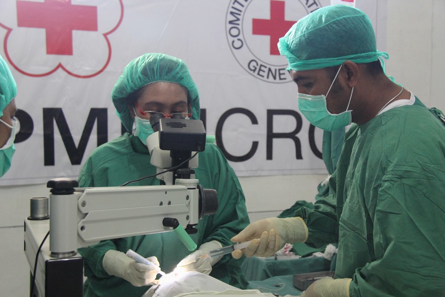 Dokter Elna S. Anakotta, Spm, beserta tim nya melakukan operasi katarak pada salah satu pasien. ©ICRC/Mia Pitria