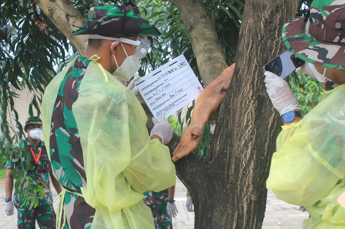 Staf kesehatan TNI belajar pertolongan pertama dan penanganan korban meninggal