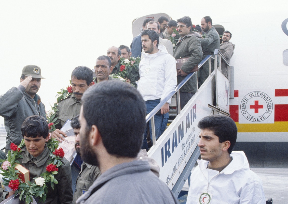Iran-Iraq conflict, Repatriation of the wounded and sick Iranian prisoners of war, under the aegis of the ICRC, 1990 Tehran airport